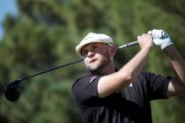 Harry Hall sale en el primer hoyo durante la ronda final del torneo de golf Shriners Hospitals ...