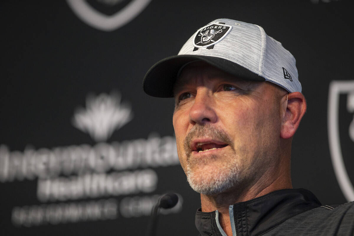 El coordinador defensivo de los Raiders, Gus Bradley, durante una conferencia de prensa en la s ...