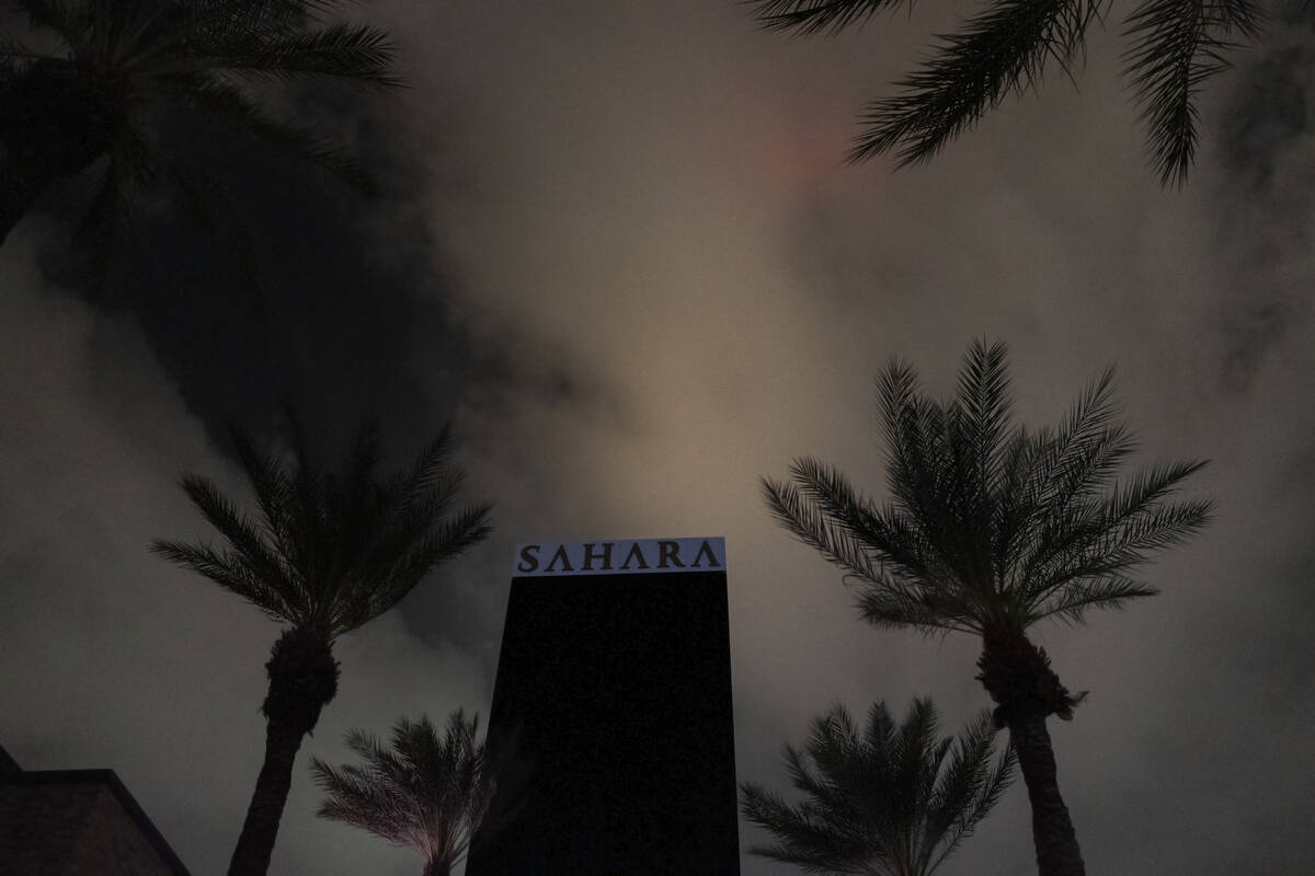 Sahara Las Vegas está en gran parte a oscuras durante un apagón parcial el lunes 11 de octubr ...