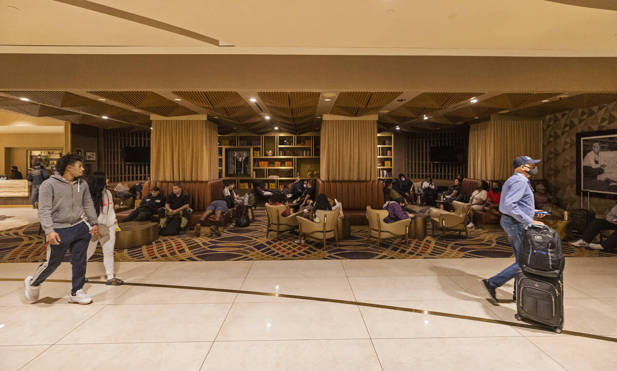 Los huéspedes esperan en el vestíbulo durante un apagón parcial en el Sahara Las Vegas el lu ...