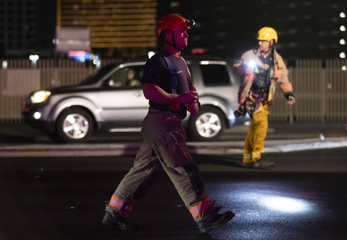 El Departamento de Bomberos de Las Vegas responde a los informes de personas atrapadas en un as ...