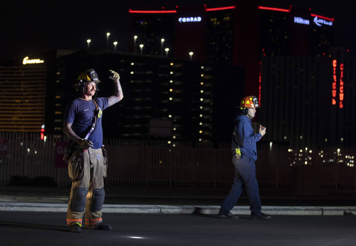 El Departamento de Bomberos de Las Vegas responde a los informes de personas atrapadas en un as ...