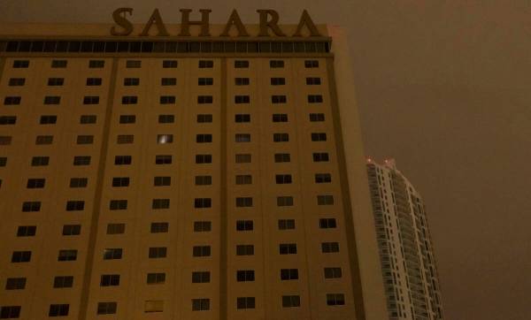 Sahara Las Vegas está en gran parte a oscuras durante un corte parcial de energía el lunes 11 ...