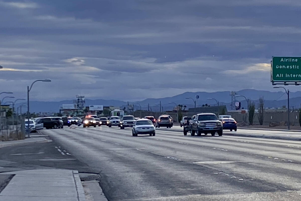 La policía de Las Vegas investiga un accidente fatal que involucró a un peatón, quien intent ...