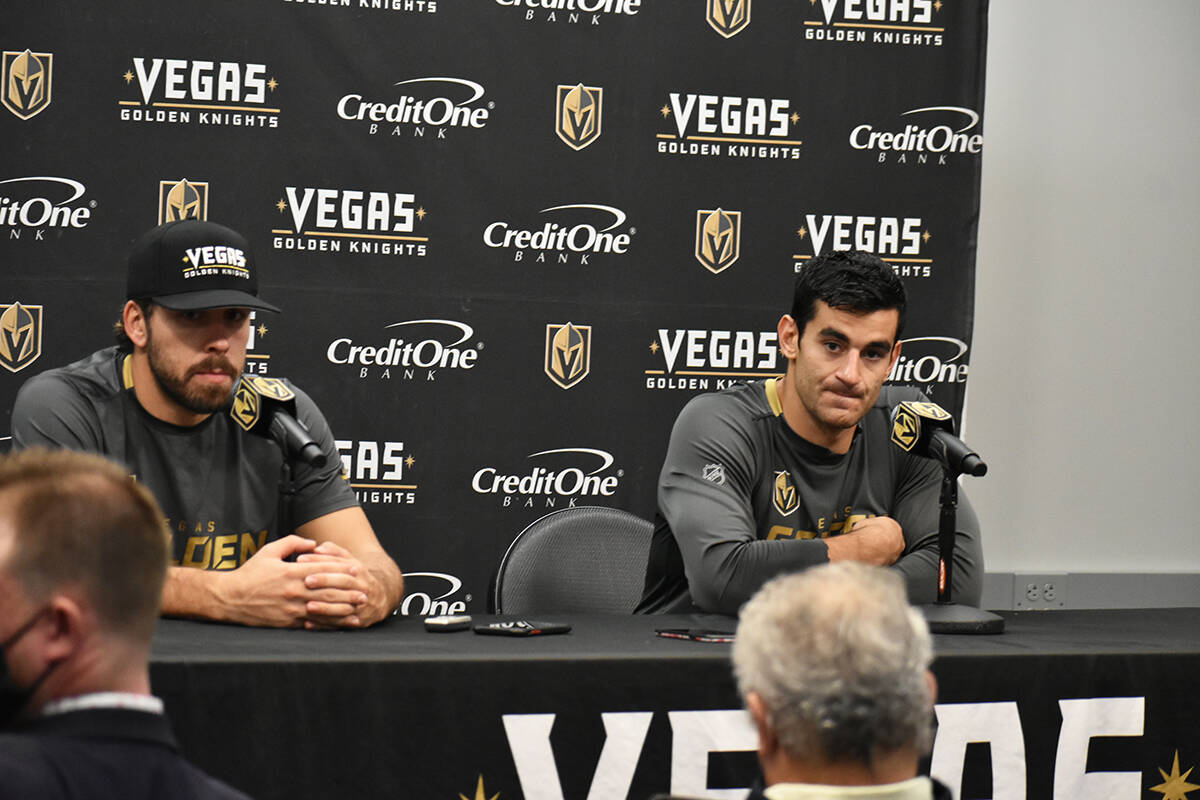 Los jugadores de Vegas Golden Knights, Chandler Stephenson y Max Pacioretty, hablan con los med ...