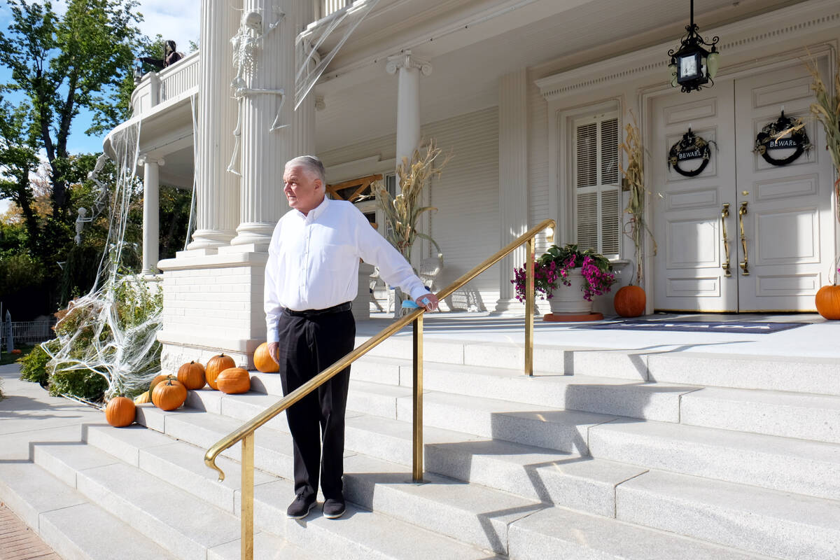 El gobernador de Nevada, Steve Sisolak, frente a la mansión del gobernador en Carson City el m ...