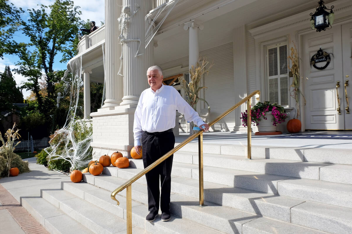 El gobernador de Nevada, Steve Sisolak, frente a la mansión del gobernador en Carson City el m ...
