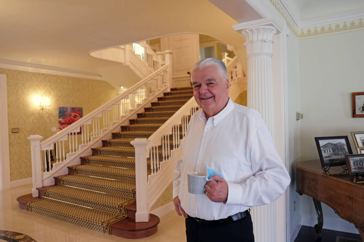 El gobernador de Nevada, Steve Sisolak, ofreció a un periodista un recorrido por la mansión d ...