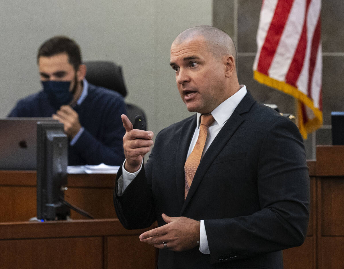 El fiscal John Giordani presenta sus argumentos finales durante el juicio por asesinato de Cort ...
