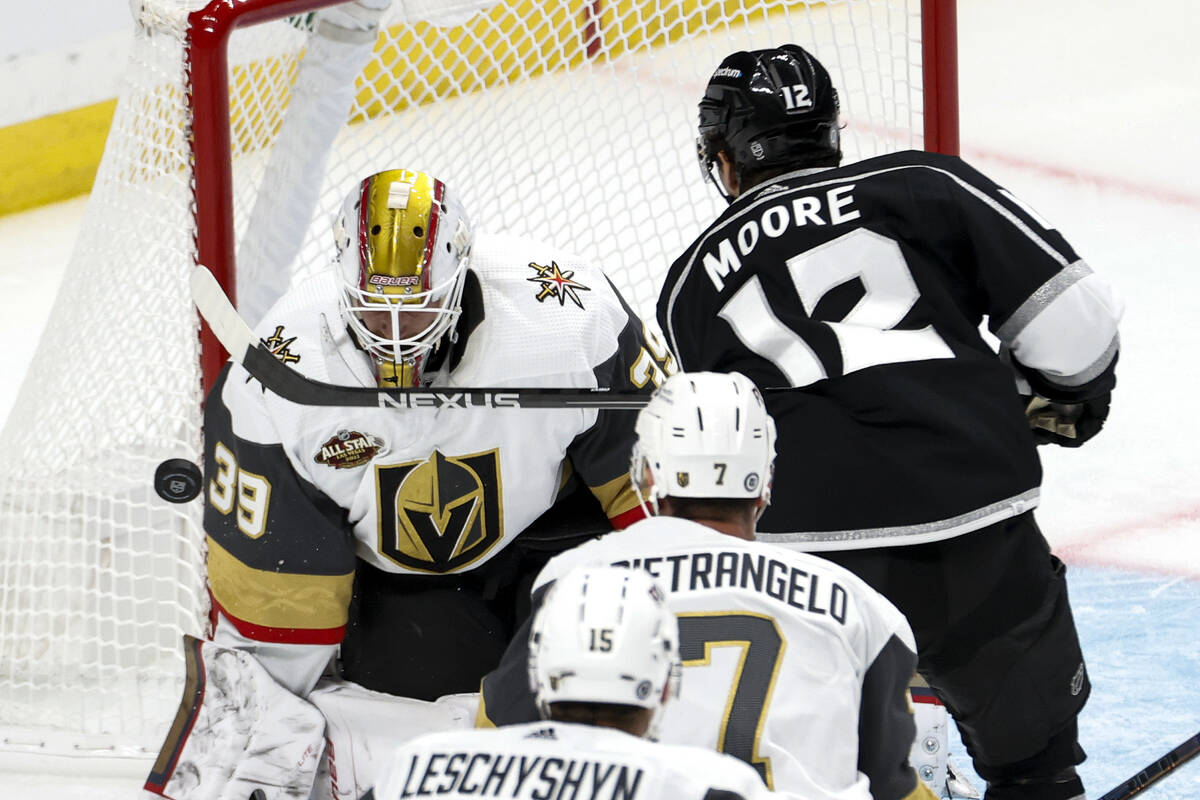 El portero de los Vegas Golden Knights Laurent Brossoit (39) bloquea un disparo del delantero d ...