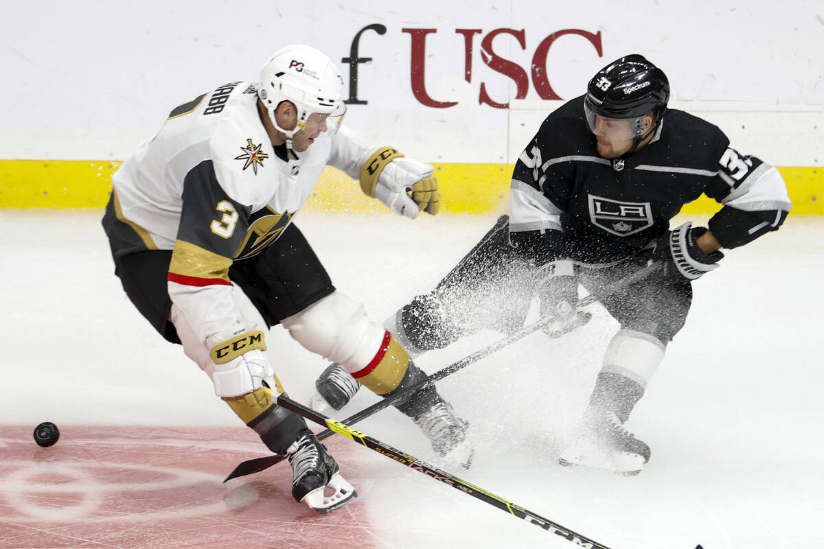 El defensa de los Vegas Golden Knights, Brayden McNabb (3), y el delantero de los Los Angeles K ...