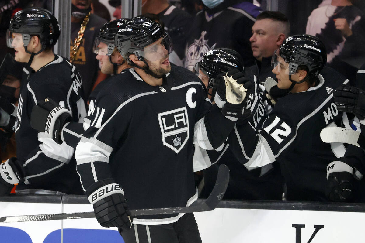 El delantero de los Los Angeles Kings Anze Kopitar (11) es felicitado por su gol contra los Veg ...