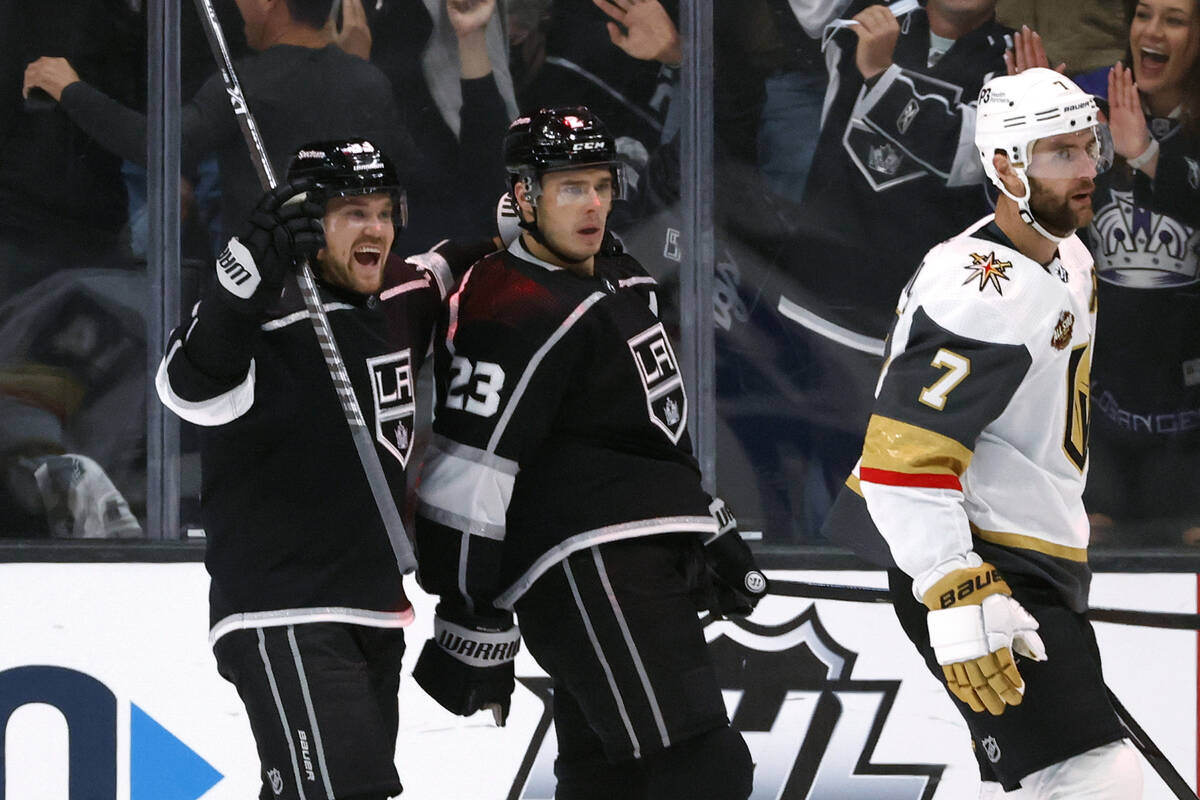 El delantero de los Los Angeles Kings Dustin Brown (23) celebra su gol contra los Vegas Golden ...