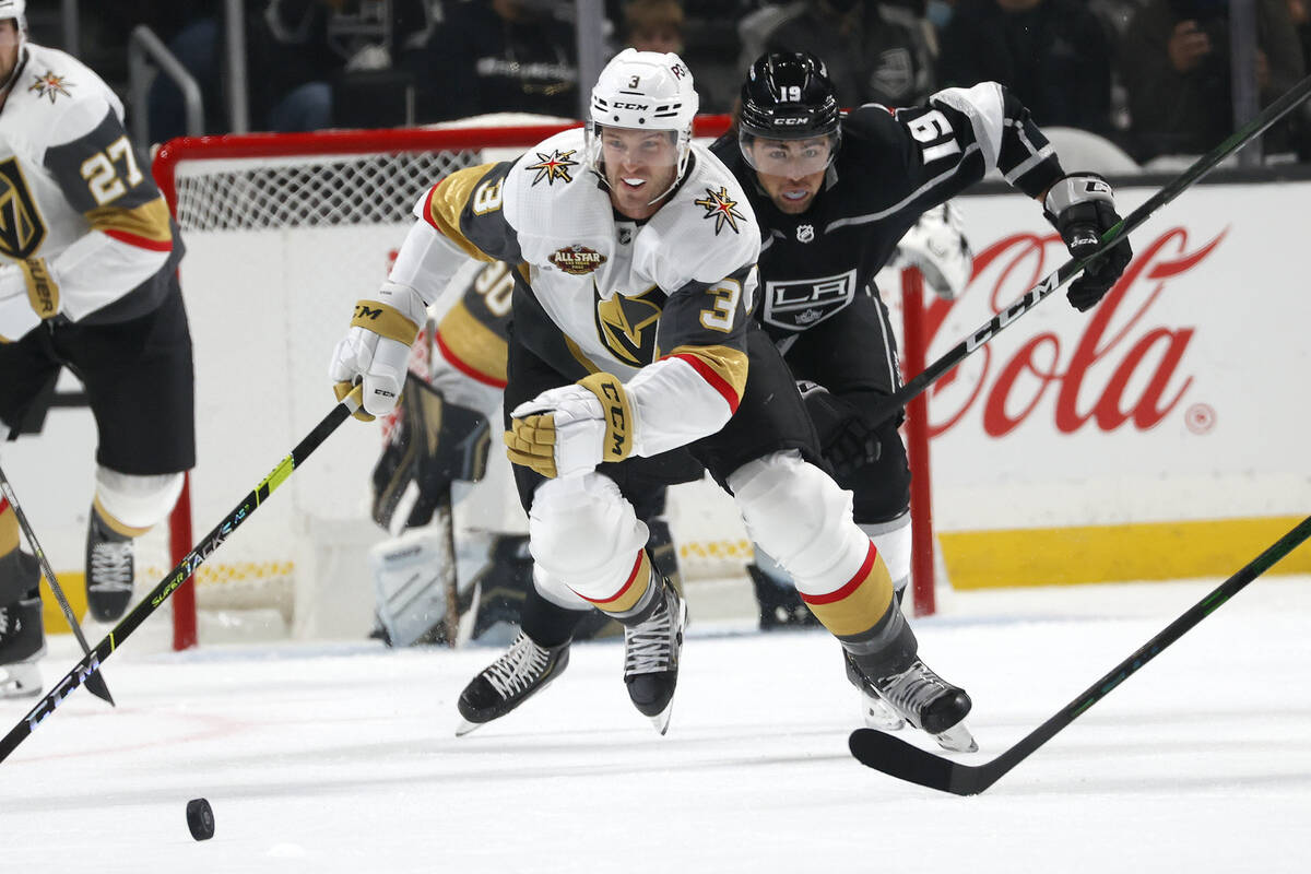 El defensa de los Vegas Golden Knights, Brayden McNabb (3), controla el puck lejos del delanter ...