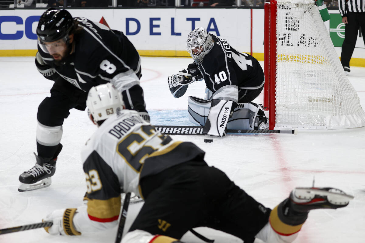 El portero de los Los Angeles Kings, Calvin Petersen (40), realiza una parada ante un disparo d ...