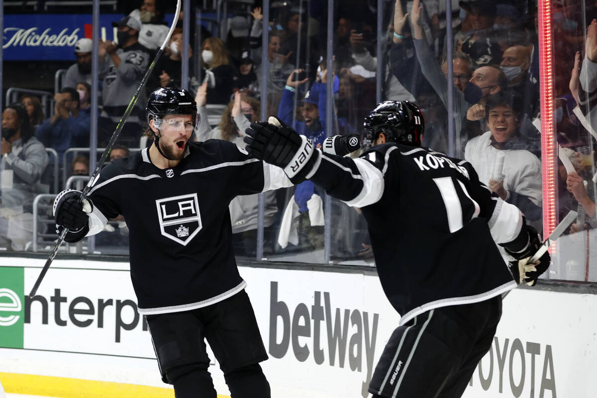 El delantero de los Los Angeles Kings Anze Kopitar, a la derecha, celebra su gol con el delante ...