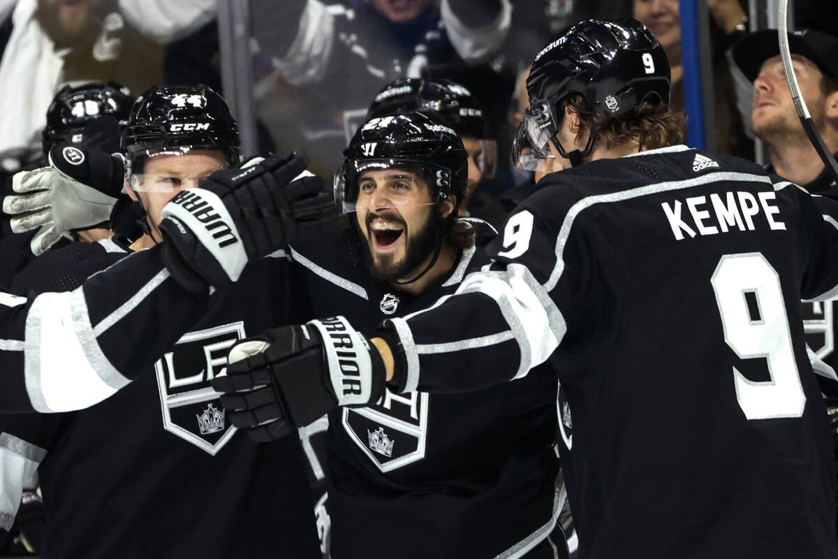 El delantero de los Los Angeles Kings Phillip Danault, en el centro, celebra su gol contra los ...