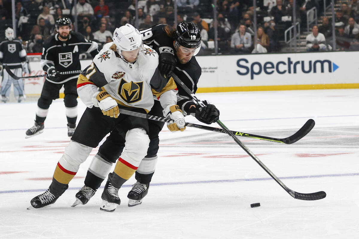 El delantero de los Vegas Golden Knights William Karlsson(71) y el delantero de los Los Angeles ...