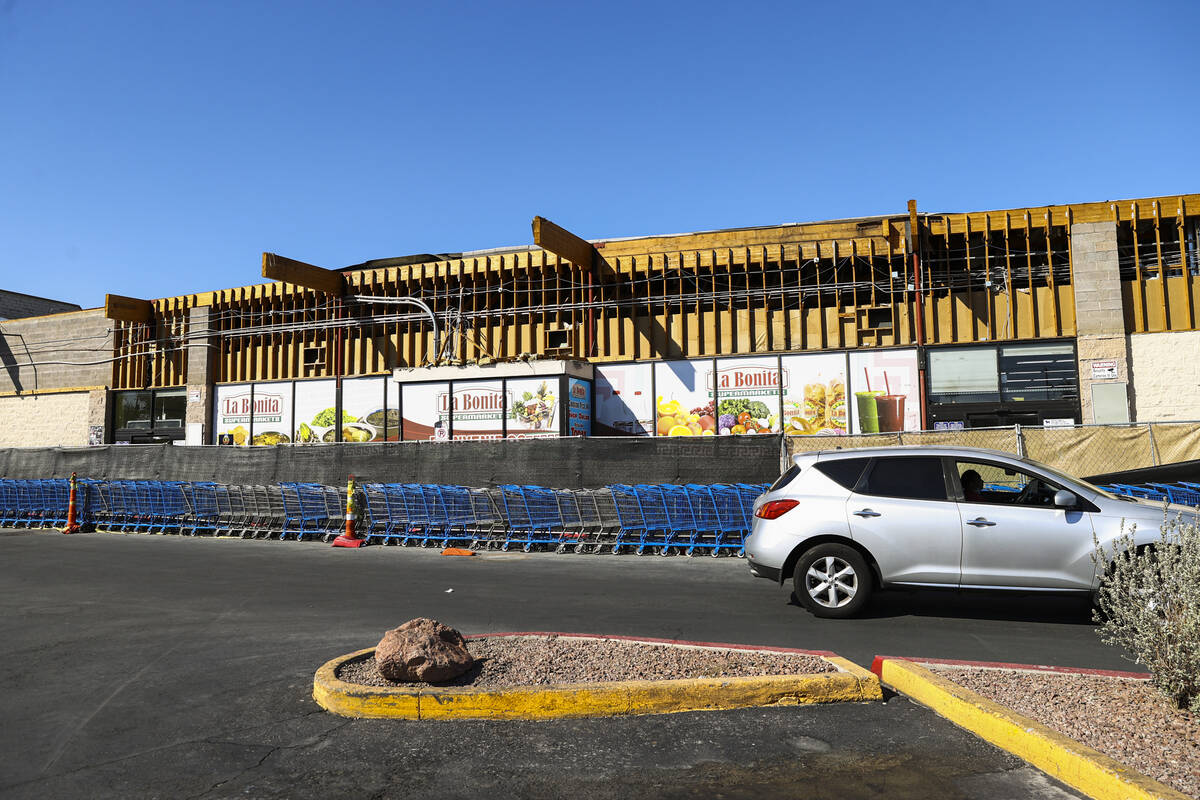 Los trabajos de reparación se aprecian en el supermercado La Bonita en 2500 E. Desert Inn Road ...