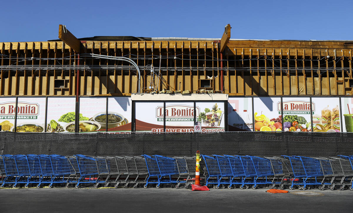 Los trabajos de reparación se aprecian en el supermercado La Bonita en 2500 E. Desert Inn Road ...