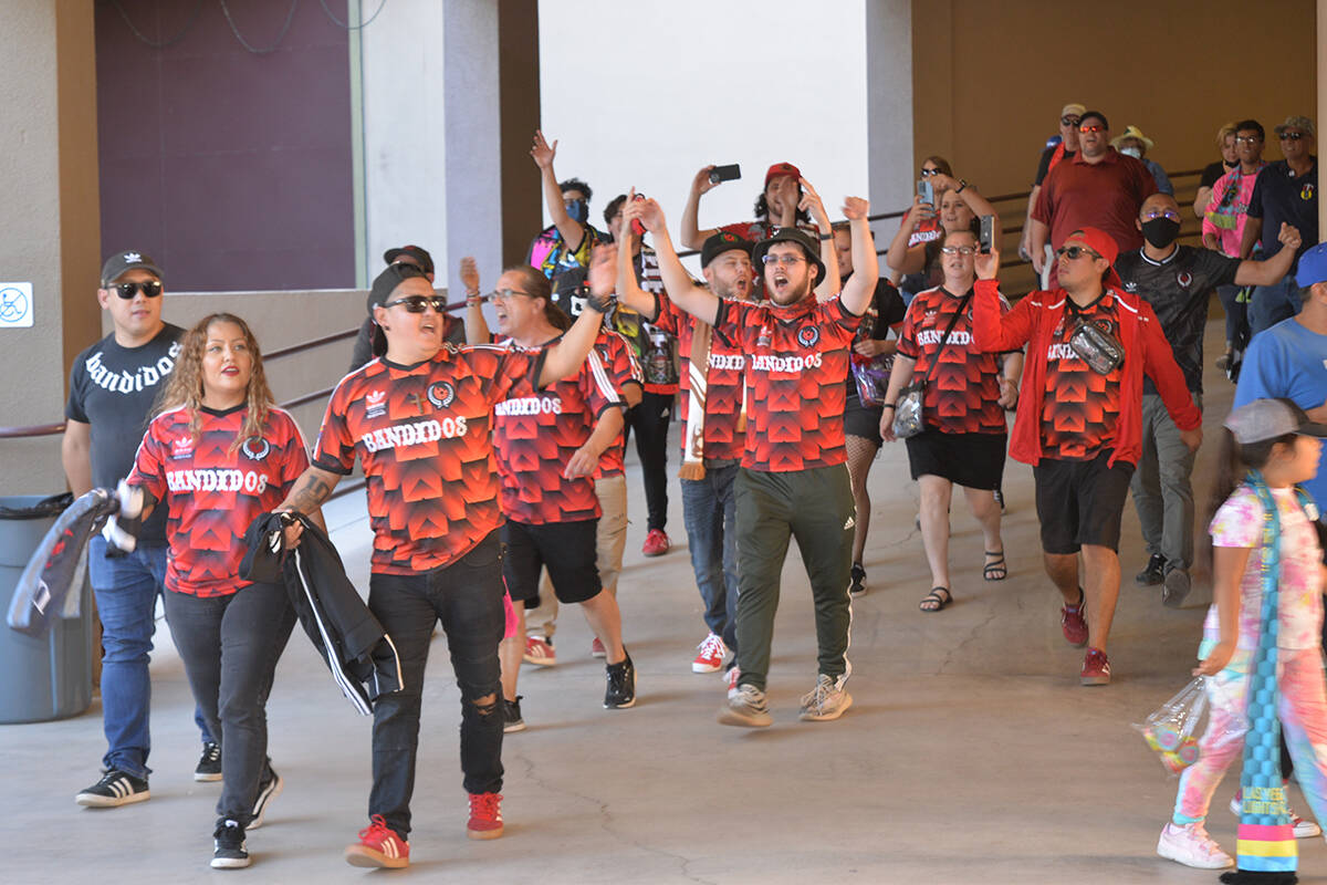 Aficionados de Phoenix Rising FC, miembros de la porra “Bandidos” celebran el triunfo por g ...