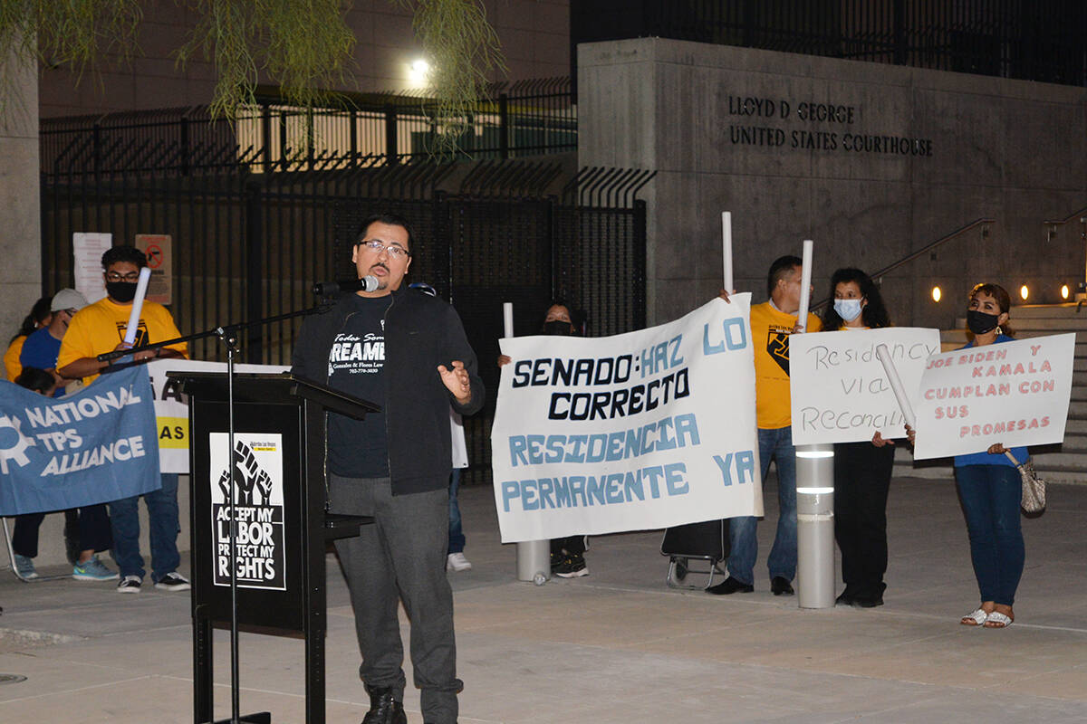 El asambleísta por el Distrito 28, Edgar Flores se solidarizó con los manifestantes, comparti ...