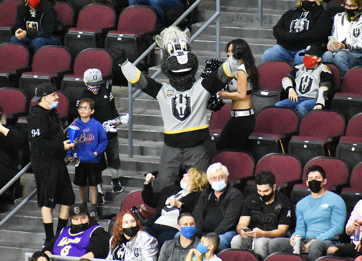 La mascota de los Silver Knights, "Lucky", anima al público durante el juego contra Colorado E ...