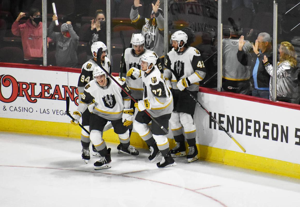 Los jugadores de Henderson Silver Knights celebran un gol contra Colorado Eagles en el segundo ...