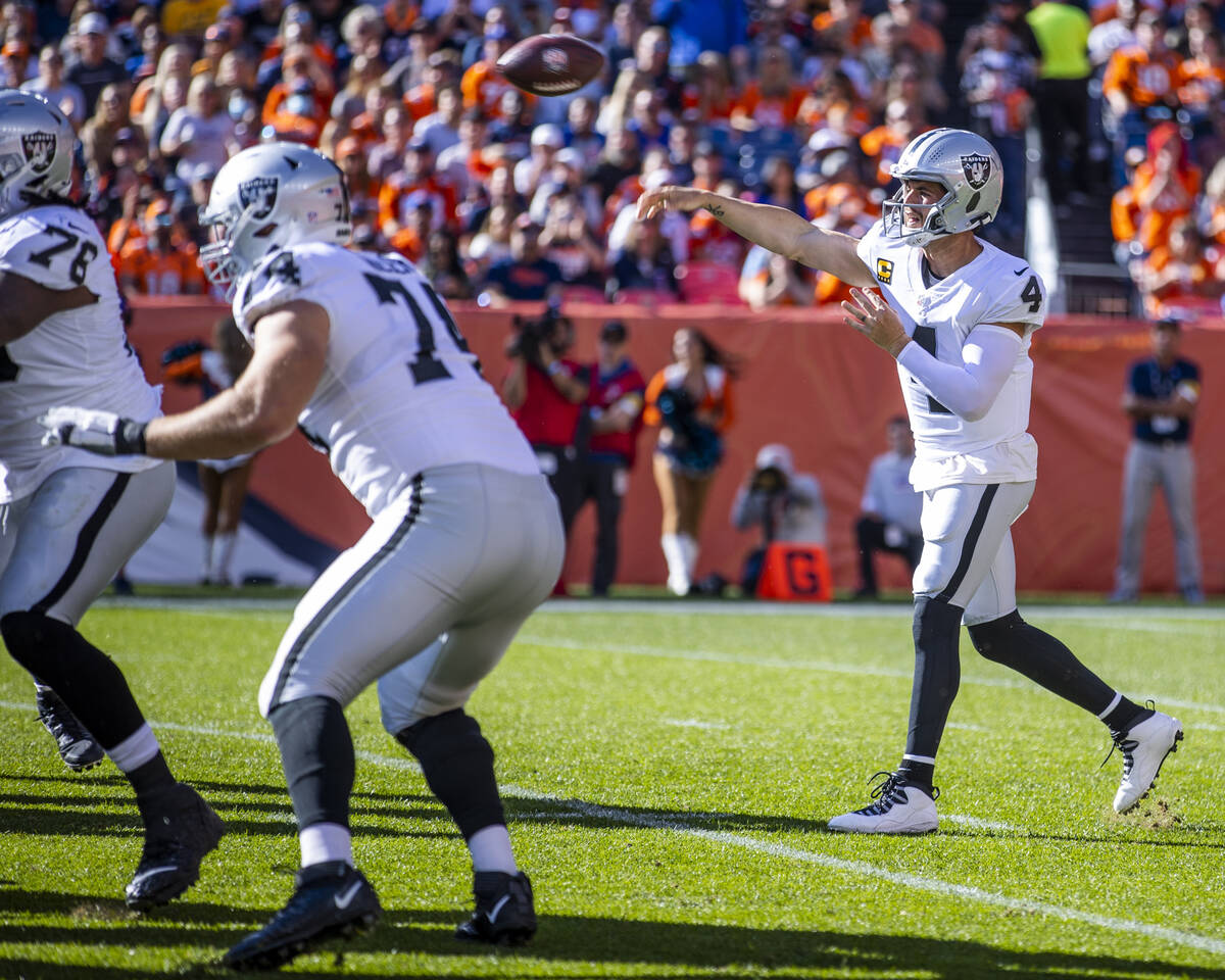 El quarterback de los Raiders, Derek Carr (4), lanza un pase contra los Denver Broncos durante ...