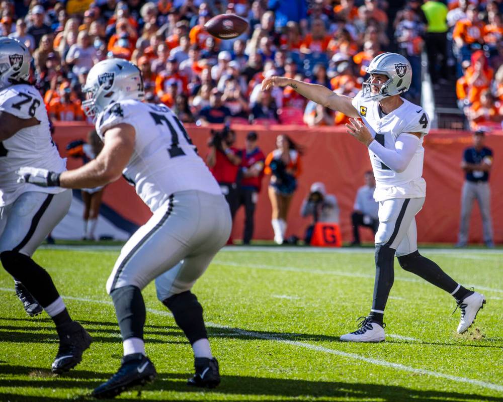 El quarterback de los Raiders, Derek Carr (4), lanza un pase contra los Denver Broncos durante ...