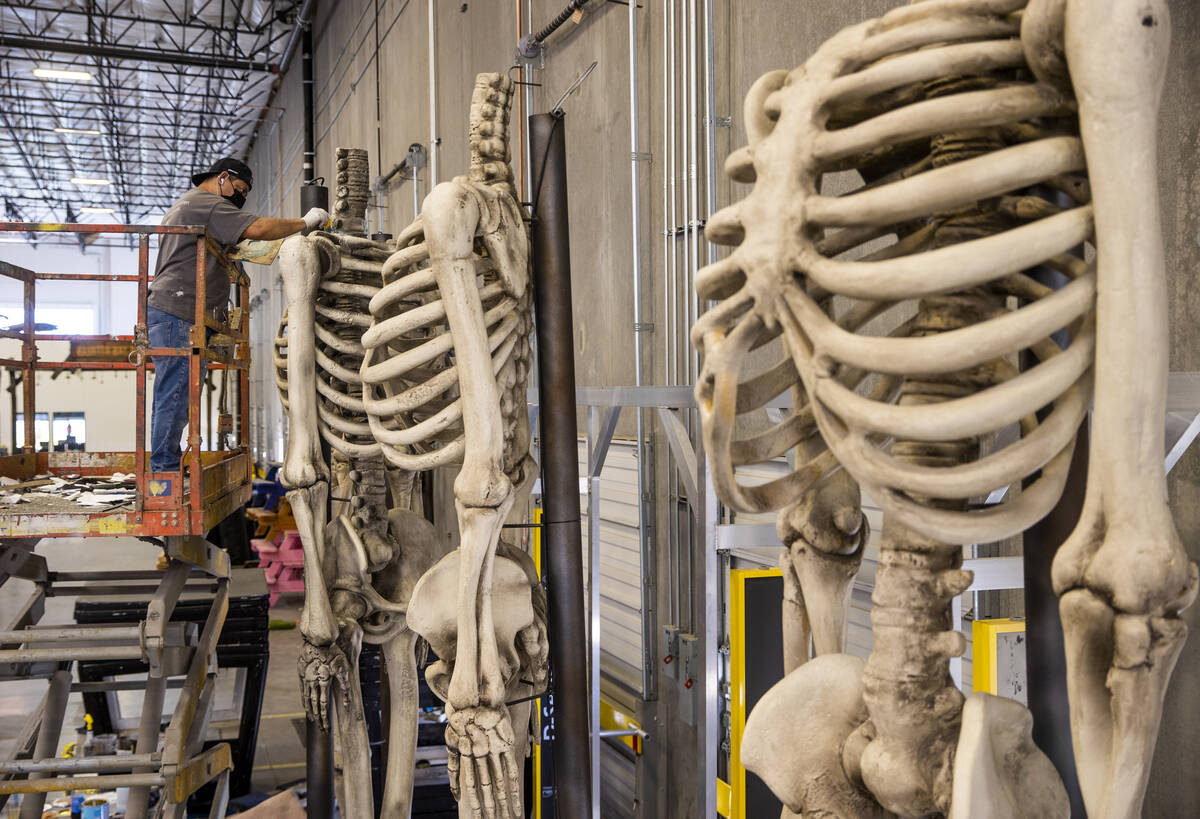 José Cárdenas pinta cuerpos de esqueletos gigantes dentro del almacén del Electric Daisy Car ...