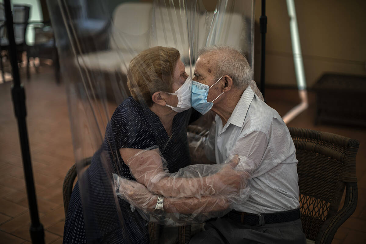 Archivo.- Agustina Canamero, de 81 años, y Pascual Pérez, de 84, se abrazan y besan a través ...