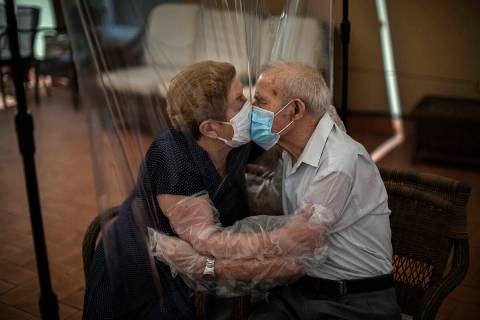 Archivo.- Agustina Canamero, de 81 años, y Pascual Pérez, de 84, se abrazan y besan a través ...