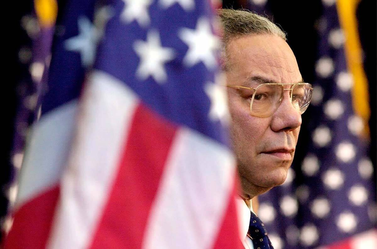 En esta foto de archivo del 15 de febrero de 2001, el secretario de Estado Colin Powell observa ...