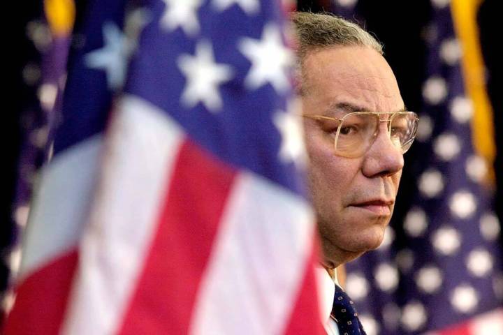 En esta foto de archivo del 15 de febrero de 2001, el secretario de Estado Colin Powell observa ...