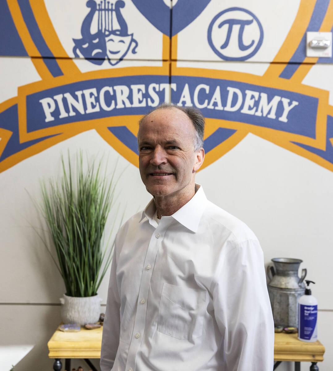 El director de Pinecrest Academy Inspirada, Michael O'Dowd, posa para una foto en su escuela, e ...