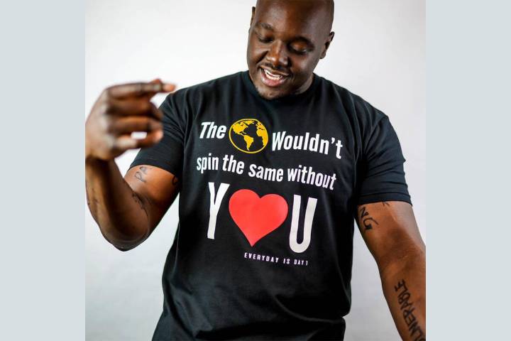 Brandarius Johnson, director de la organización Wrapped in Hope, muestra una de las camisetas ...