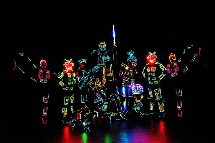 El nuevo show “iLuminate” está lleno de colores, música, baile y tecnología. El jueves 1 ...