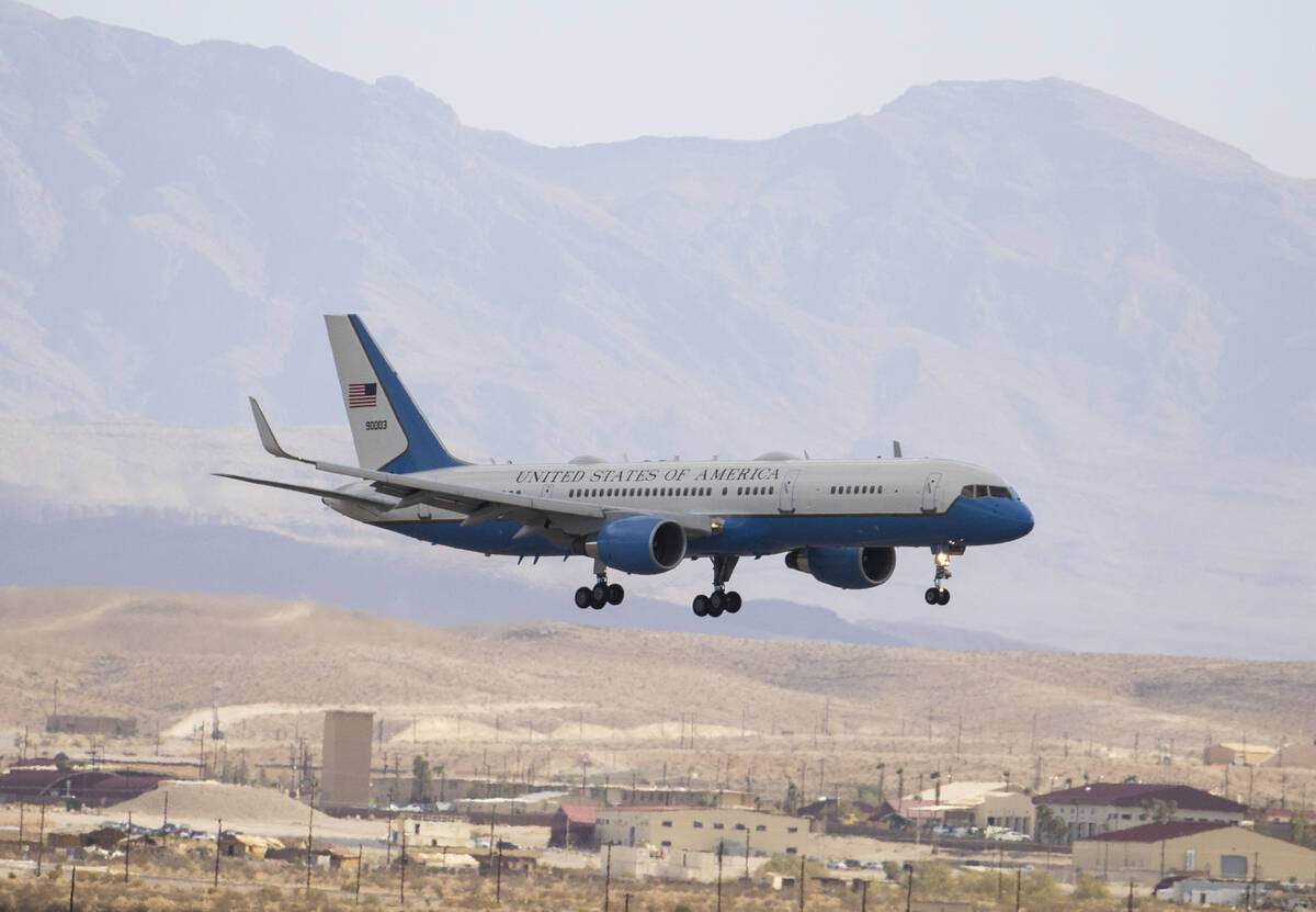 El Air Force Two que transporta a la vicepresidenta Kamala Harris y a su marido, Douglas Emhoff ...
