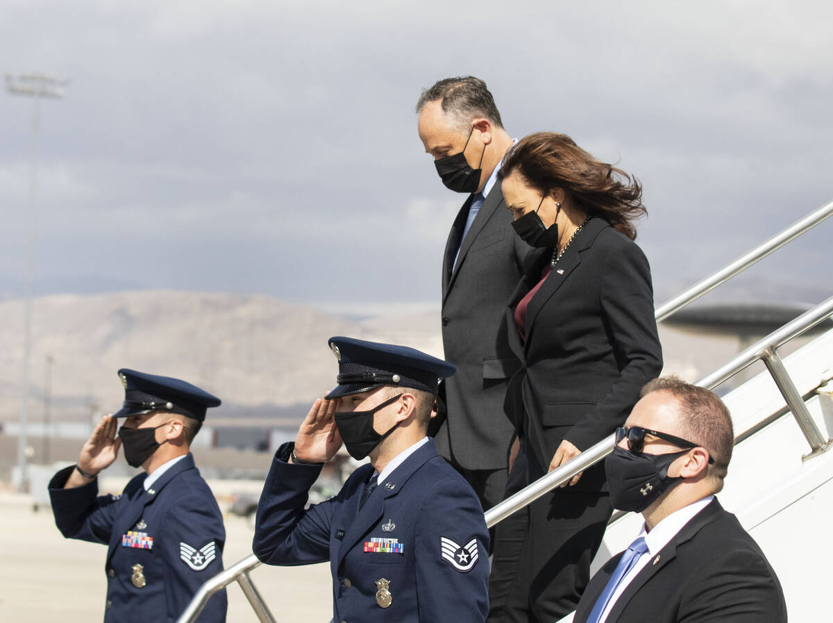 La vicepresidenta Kamala Harris y su marido, Douglas Emhoff, descienden del Air Force Two al ll ...