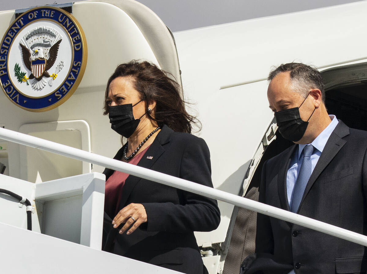 La vicepresidenta Kamala Harris y su marido, Douglas Emhoff, descienden del Air Force Two al ll ...