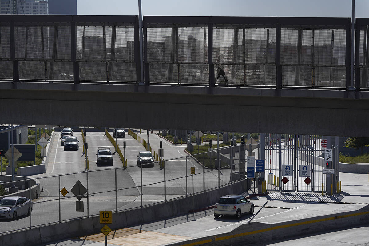 Algunos autos se dirigen hacia el norte para cruzar a los Estados Unidos desde Tijuana, México ...