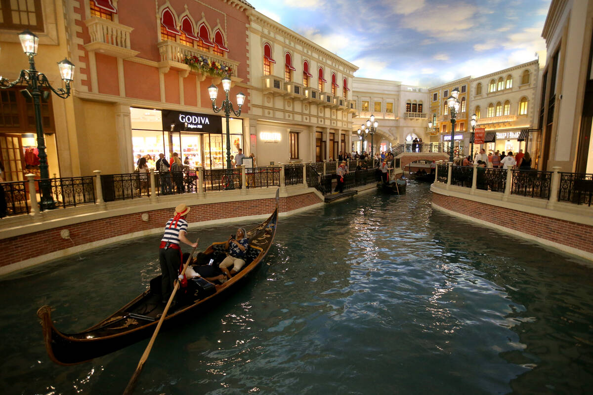 Las góndolas flotan por el Grand Canal Shoppes en The Venetian en el Strip en Las Vegas el jue ...