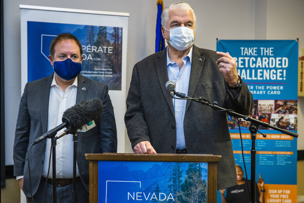 El gobernador Steve Sisolak, a la derecha, habla junto al tesorero de Nevada Zach Conine mientr ...