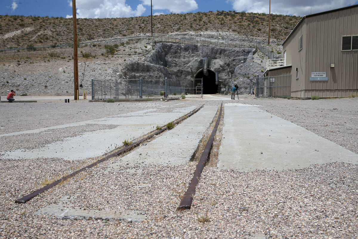 El portal sur de un túnel de cinco millas en Yucca Mountain durante un recorrido para la senad ...