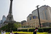 Gente camina por la acera cerca del Parisian Macao el 10 de abril de 2020. (Inside Asian Gaming)