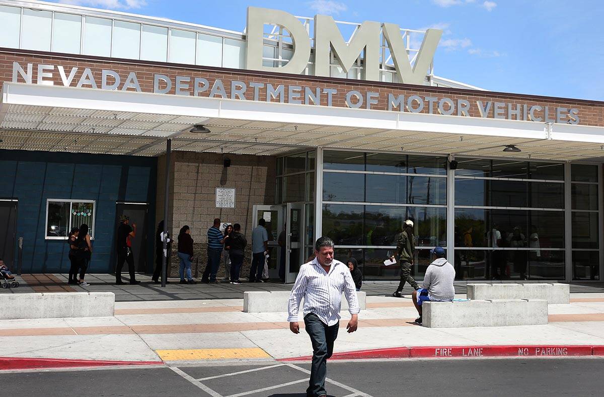 Un cliente pasa por la oficina del DMV en Sahara el viernes 10 de mayo de 2019, en Las Vegas. ( ...