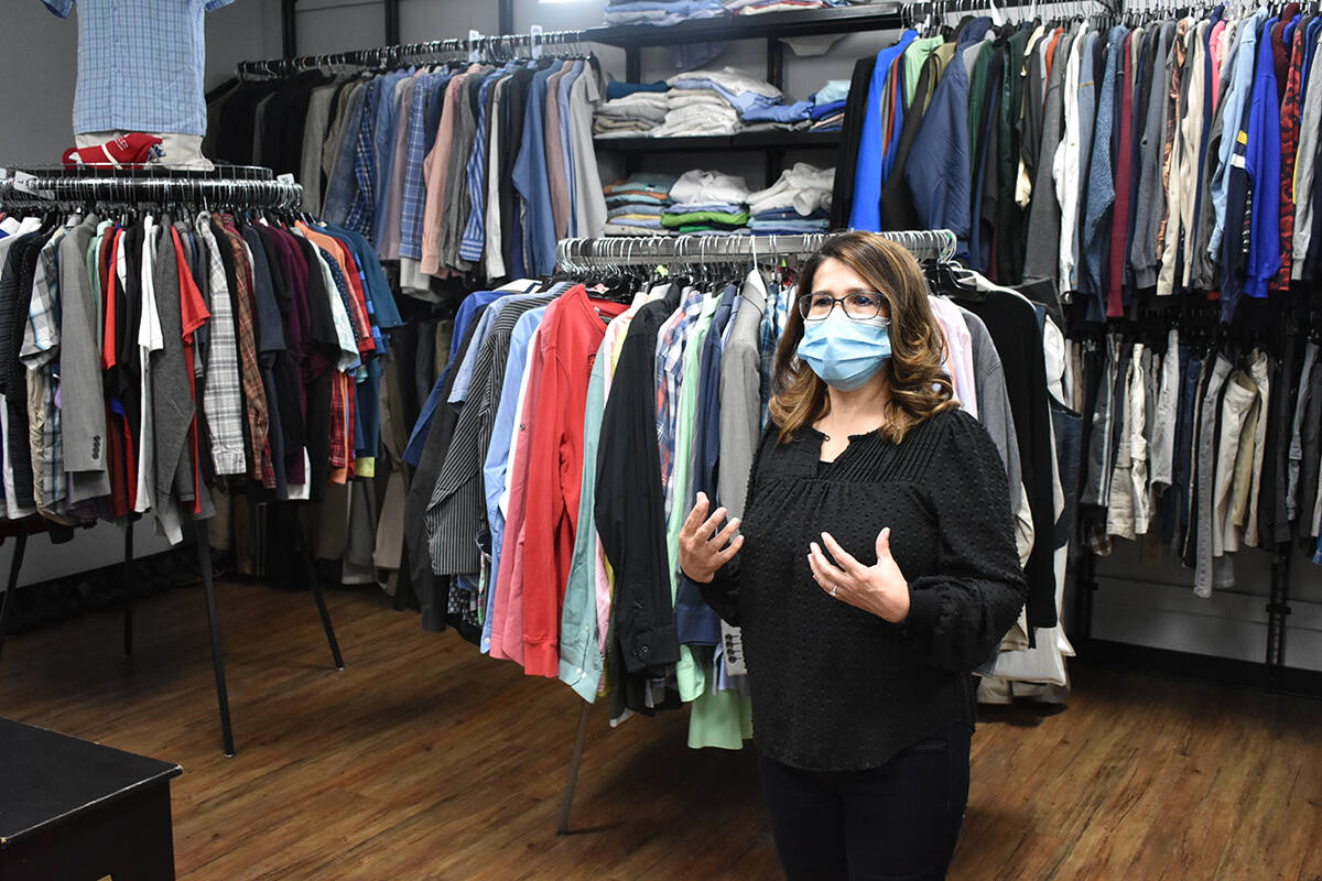 La asistente ejecutiva de Project 150, Lily Noyes, muestra la boutique que su organización tie ...