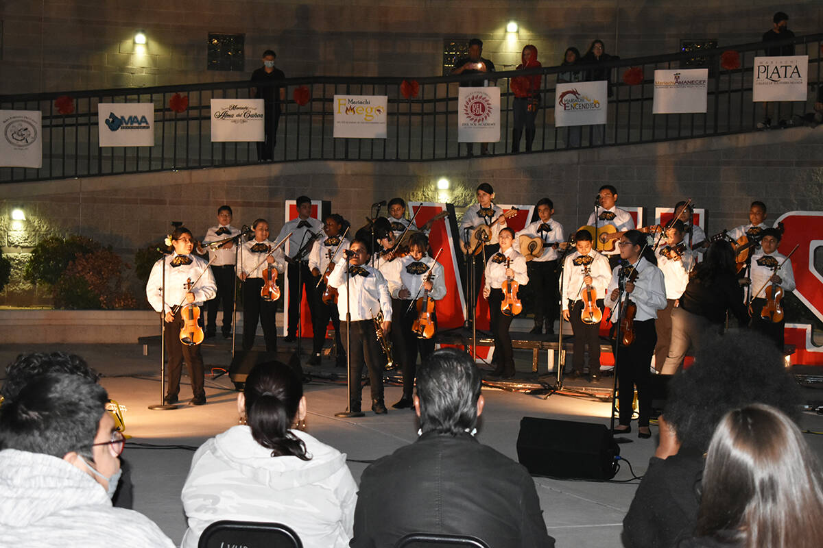El Mariachi Alas Doradas de la Escuela Secundaria Keller hizo su debut en un evento “Noche de ...