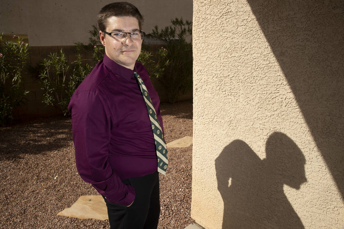 Chris Astrella, que solicitó trabajo en Las Vegas durante diez meses, posa para un retrato en ...